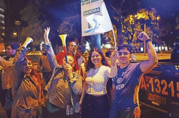 Seguidores del presidente electo de Guatemala, Bernardo Arévalo, celebraban el resultado de las elecciones ayer en ciudad de Guatemala (Guatemala).