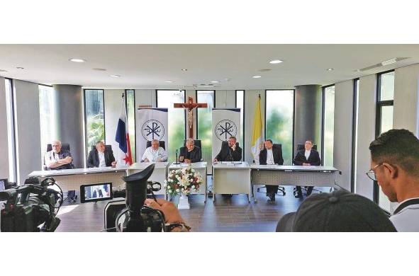 Los obispos durante la conferencia de prensa, después de la asamblea general ordinaria.