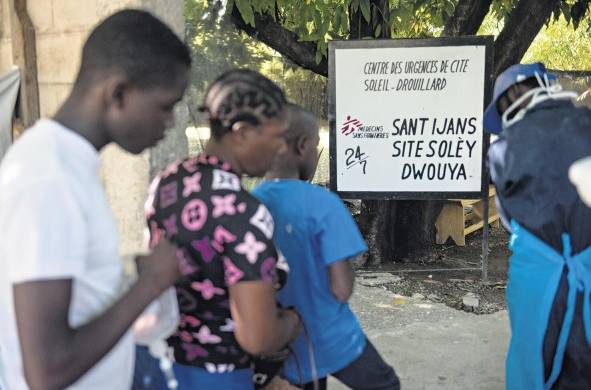Personas esperaban para ingresar en el Centro de Tratamiento del Cólera (CTC) de Médicos Sin Fronteras (MSF) en el barrio de Cité-Soleil ayer, en Puerto Príncipe (Haití).