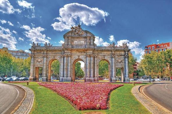 Imagen colorida de la Puerta de Alcalá en Madrid.