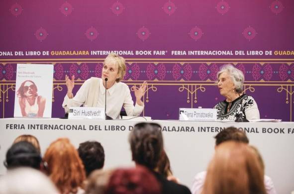 Siri Hustvedt y Elena Poniatowska en la FIL de Guadalajara