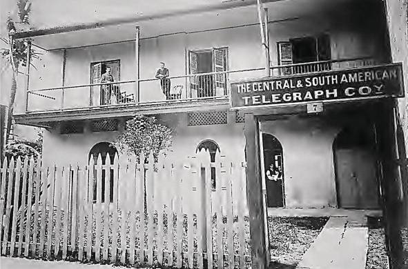 Fotografía de las oficinas de la Central and South America Telegraph Company en la actual avenida A , anteriormente Carrera de Caldas, en donde se encuentra la plaza Carlos V, San Felipe.