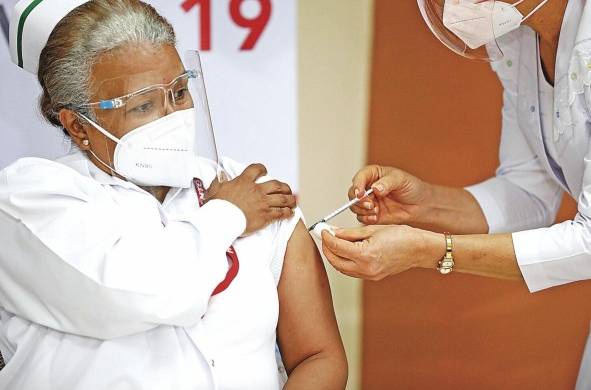 Violeta Gaona, la primera enfermera en recibir la vacuna anticovid en Panamá.
