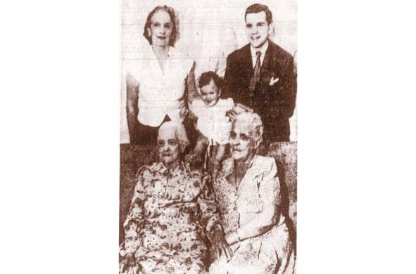 Cinco generaciones. Sentados, de izquierda a derecha, María Ossa de Amador y Elmira de Ehrman. De pie, Adela Jewett, su esposo Roberto Jewett, nieto de María Ossa, y la niña Janet Lee Jewett, bisnieta (The Charlotte Observer, 1 de marzo de 1948).