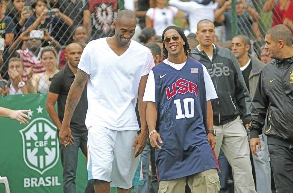 Dos genios deportivos. En Río de Janeiro, el 23 de junio de 2013, junto a Kobe Bryant, invitado por Dinho para la inauguración de su escuela de fútbol.