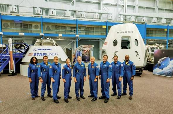 Los astronautas de izquierda a derecha: Sunita Williams, Josh Cassada, Eric Boe, Nicole Mann, Christopher Ferguson, Douglas Hurley, Robert Behnken, Michael Hopkins y Víctor Glover.