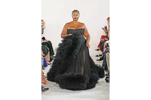 Modelo 'curvy' para pasarela de Carolina Herrera en el New York Fashion Week 2022.
