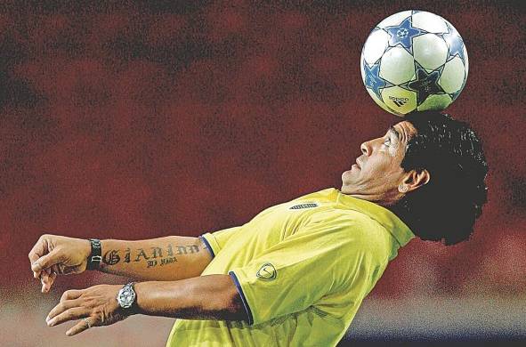 Siempre hábil con el balón, con jugadas que mercaron un legado en la industria. Maradona en 2005.