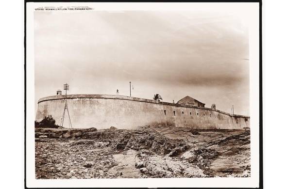 La muralla de la ciudad de Panamá en marea baja entre 1910 y 1920, capturada por Detroit Publishing Co.