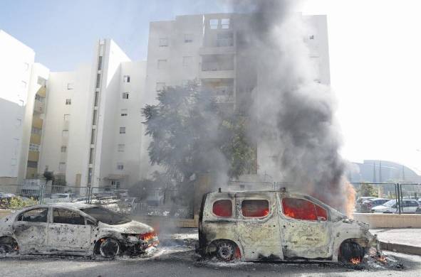 Vehículos quemados en la ciudad israelí de Ashkelon tras lanzamientos de cohetes desde Gaza.