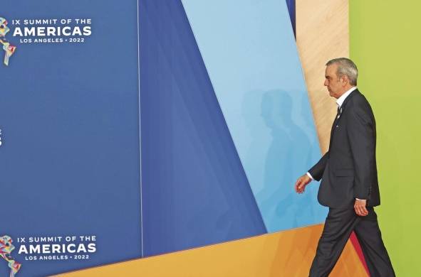 El presidente de República Dominicana, Luis Abinader, llega para participar en la primera sesión plenaria de la novena Cumbre de las Américas en el centro de convenciones de Los Ángeles, California (EE.UU.)