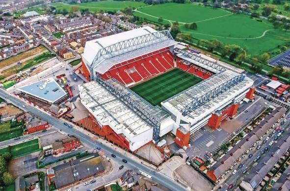 Desde su nacimiento, en 1892, el Liverpool ha jugado en el Anfield Road, el estadio al que se vincula su historia. En el túnel que conduce a los vestuarios está escrita con orgullo la frase: “This is Anfield”. Está ubicado en el condado de Marseyside, cuya capital es la ciudad de Liverpool.