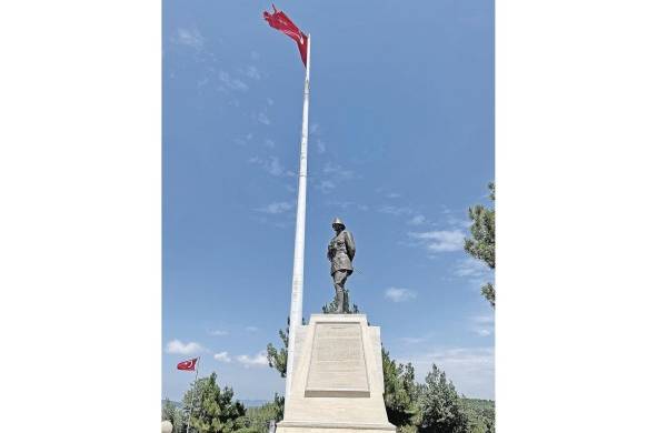Estatua del héroe nacional Mustafá Kemal Atatürk