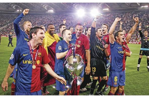 El equipo del Barcelona celebrando el título de la UEFA Champions League obtenido en Roma.