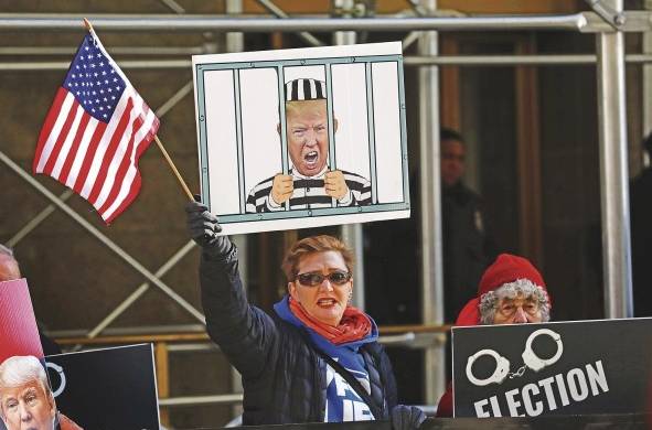 Personas se reúnen frente a una corte de Nueva York, ante la posibilidad de que se procese en una causa al expresidente estadounidense Donald Trump, este 21 de marzo de 2023.