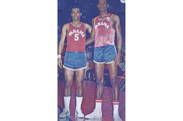 Davis Peralta Jr. y Pedro Rivas, considerados dos de los mejores jugadores de todos los tiempos en el baloncesto istmeño.