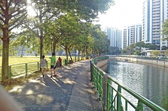 El paseo del río Singapur, conecta una serie de barrios y muestra a través de un paseo peatonal y de bicicletas la arquitectura moderna de la ciudad.