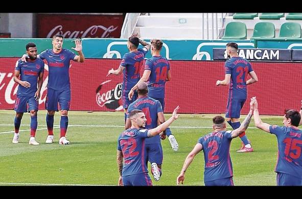 Los jugadores del Atlético de Madrid celebraron un gol, posteriormente anulado, ante el Elche, durante el partido de LaLiga del pasado sábado en el estadio Martínez Valero.