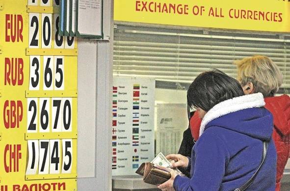 Una mujer cambia dinero en una oficina de cambio en el centro de Kiev.