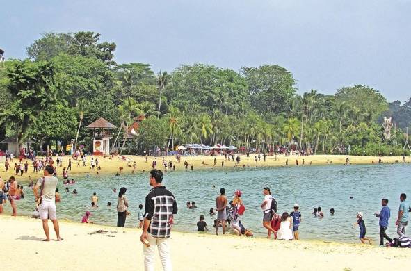 Playa Sentosa, es una playa artificial en la isla de Sentosa en Singapur, sede de eventos, atracciones temáticas, spas, bosques tropicales y playas.