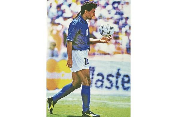 El 17 de julio de 1994, Roberto Baggio se encamina hacia el punto penal; su desacierto desataría la alegría brasileña en el mundial USA 94.