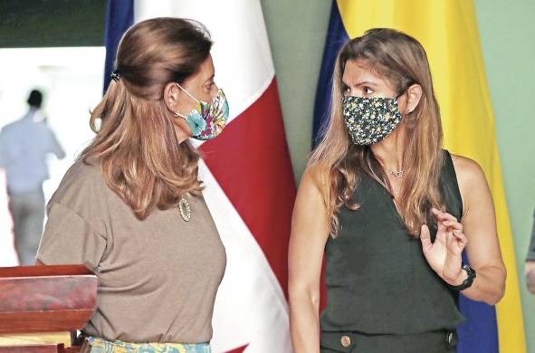 La vicepresidenta de Colombia y ministra de Relaciones Exteriores, Marta Lucía Ramírez y la Ministra de Exteriores de Panamá, Erika Mouynes, en Darien el psado viernes.
