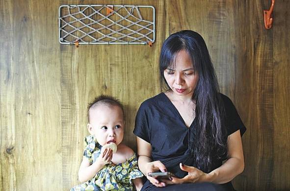 Los padres deben controlar la cantidad de horas que ellos mismos invierten frente a la pantalla. El infante necesita de su contacto para su desarrollo emocional.