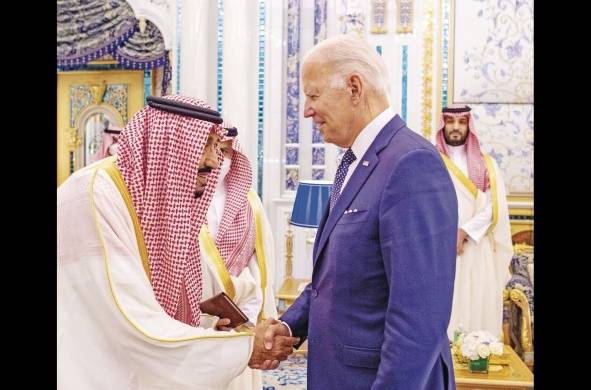 El rey de Arabia Saudí, Salmán bin Abdulaziz Al Saud (i), saluda al presidente de EE.UU., Joe Biden.