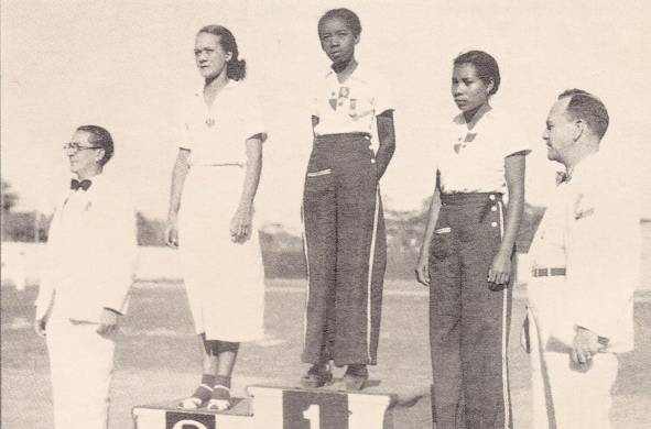ROY.- Don Manuel Roy (Izq.) durante una de las premiaciones en los Centroamericanos y del Caribe de 1938.