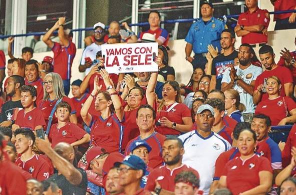 Fanáticos durante el partido entre Panamá y Guatemala.