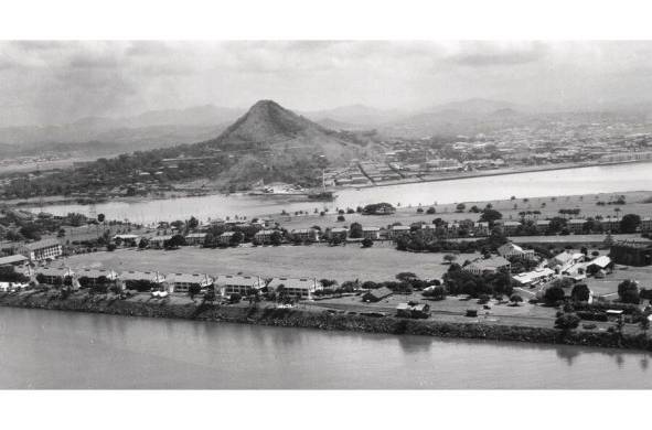 Vista del Fuerte Amador en primer plano, al fondo el Cerro Ancón y la ciudad de Panamá. La imagen corresponde a la década de 1930.