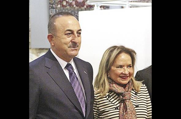 El ministro de Exteriores turco, Mevlüt Çavusoglu, junto a la embajadora de Panamá en Turquía, Mariela Sagel.