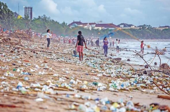 El 87% de los plásticos, que representan 67.672 toneladas, está siendo arrastrado a las zonas costeras.