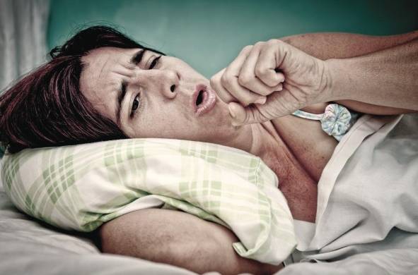 La tos, uno de los síntomas de la enfermedad.