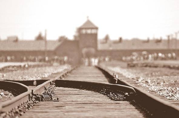 Seis millones de hombres, mujeres y niños judíos perecieron en el Holocausto.