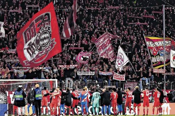 El equipo del Bayern Múnich celebra el triunfo con la afición.