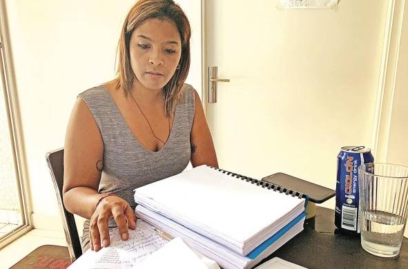 Alexandra Vence, exdirectora de la cárcel La Joyita, muestra los reportes sobre la cárcel que elevó a sus superiores.