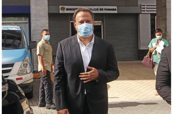 El expresidente Juan Carlos Varela a su salida del edificio Avesa.