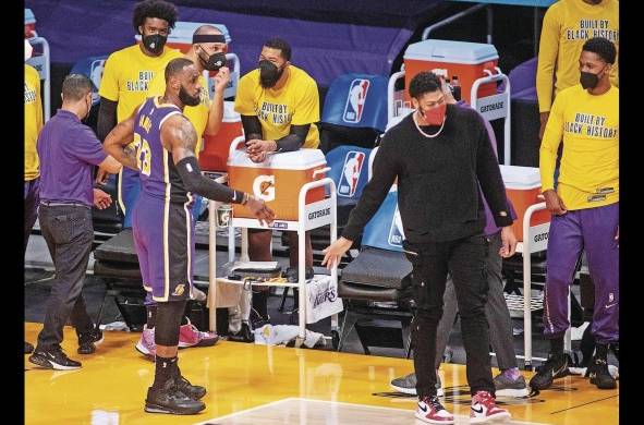 LeBron James de Los Ángeles Lakers le da la mano a Anthony Davis al final de un juego de la NBA.