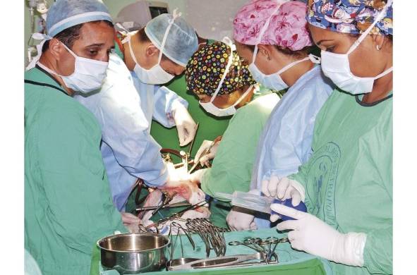 Médicos rechazan abrir la profesión. La foto corresponde al primer trasplante hepático efectuado en la Caja de Seguro Social.