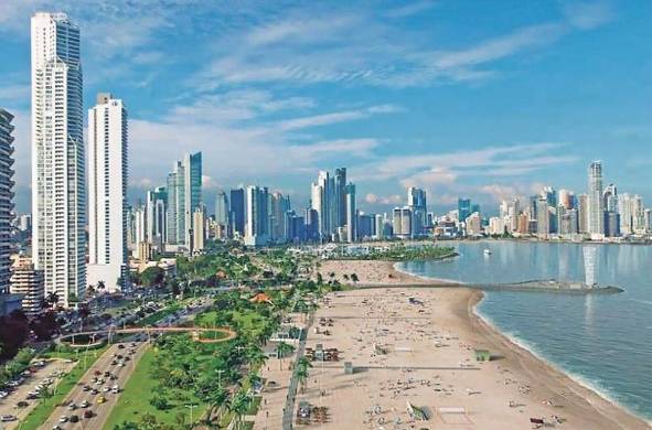 Una imagen de la ciudad de Panamá con la construcción de la playa.