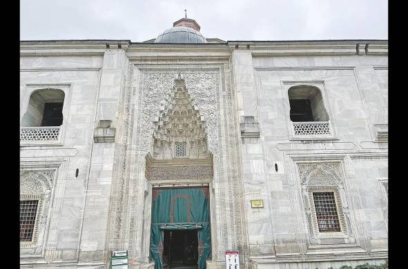 Entrada de la mezquita Yesil