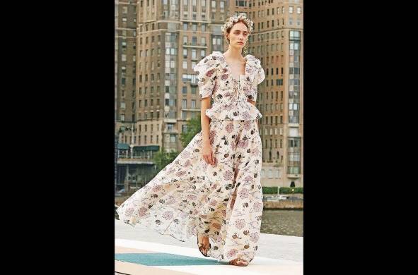 La modista Ulla Johnson presentó su visión con estampados florales y volados en vestidos femeninos.