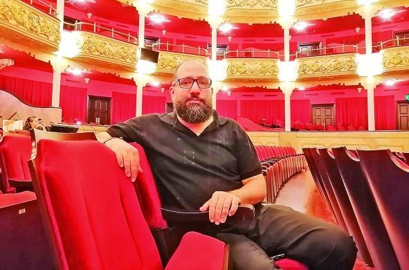 El director teatral César Robles recibió a este diario en el Teatro Nacional.