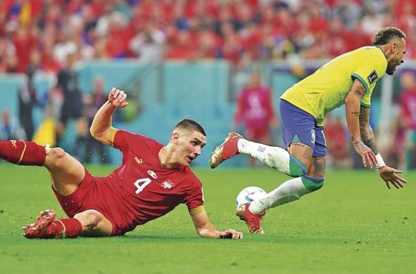 Neymar (D), durante el partido del Mundial de Qatar 2022 que enfrentó a Brasil contra Serbia.