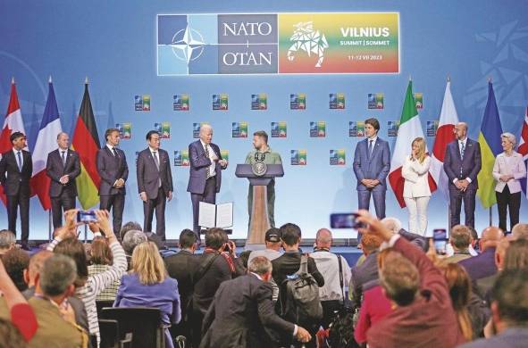 El presidente de Ucrania, Volodímir Zelenski (centro), junto a los líderes del G-7 y el presidente del Consejo Europeo, Charles Michel, y la presidenta de la Comisión Europea, Ursula von der Leyen (derecha)