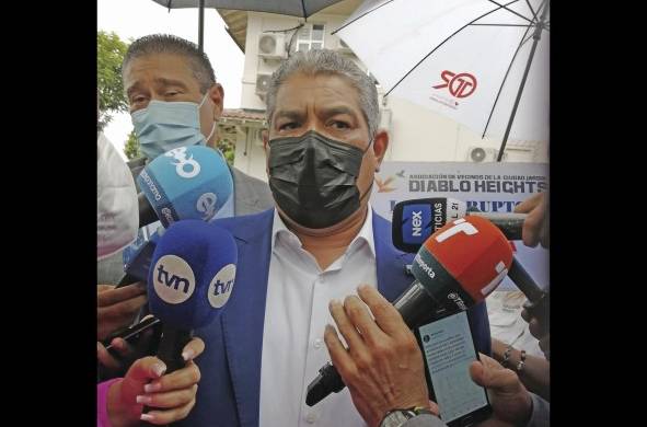 Luis Francisco Sucre, ministro de Salud, interpuso la denuncia por una vacunación clandestina.