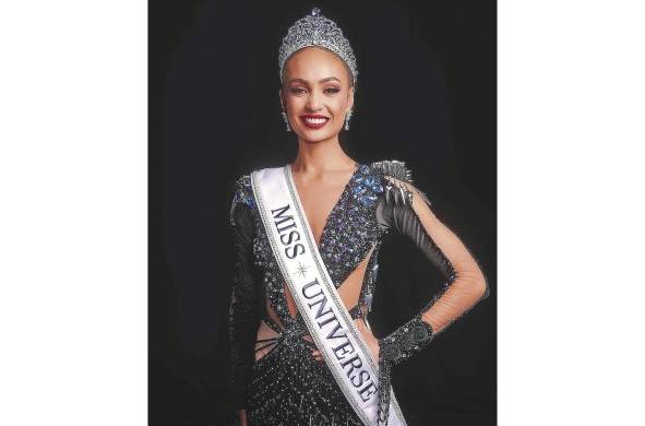 La estadounidense R'Bonney Gabriel posa para el retrato oficial tras ser coronada Miss Universo 2022.