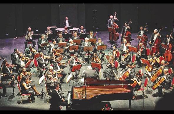 El concierto gratuito tuvo lugar en el Teatro Nacional. Una armonía entre el piano y los músicos que dan vida a la sinfónica.