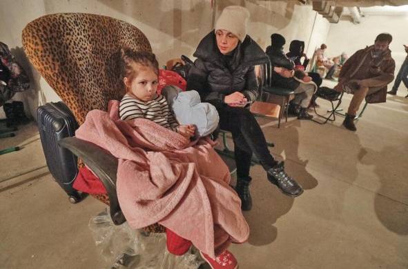 Civiles de Kiev, capital de Ucrania, se refugian en albergues.